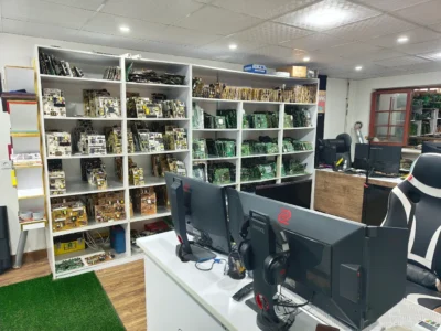 بخشی از محیط تعمیرگاه و انبار تعمیرگاه Fixtiv